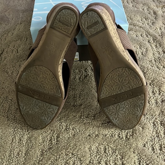 Life Stride Hinx wedge sandals. Mushroom Size 11 - Picture 5 of 7